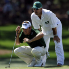 El sudafricano Oosthuizen y su caddie observan el campo.