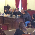Miguel Ángel Muñoz Blas habla con su abogado durante la vista de esta mañana en la Audiencia Provincial.