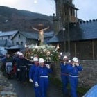 Los mineros portando al Cristo, en la procesión de Villablino