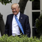 Donald Trump, ayer, paseando por los jardines de la Casa Blanca.