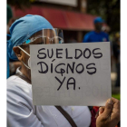 Pancarta exigiendo un buen salario en una protesta. MANUEL GUTIÉRREZ