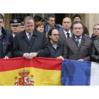 Los políticos leoneses han sostenido una bandera española y otra francesa