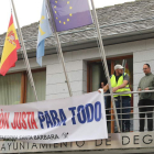 Los trabajadores, a su llegada al Ayuntamiento de Degaña, ya en el Principado de Asturias, tras partir de Villablino. L. DE LA MATA