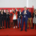 El expresidente Zapatero junto a los candidatos del PSOE leonés al final del mitin de cierre de campaña de la anterior convocatoria electoral. RAMIRO.