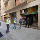 Agentes de la Policía Nacional entran en la sede de la Fundació CATmón.