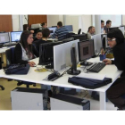 Alumnos asistiendo a una clase de informática.