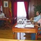 Los concejales, en el debate de la adjudicación de la parcela de la residencia de ancianos de Riaño