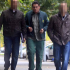 El celador, en octubre del 2011, custodiado por dos agentes de la Guardia Civil tras declarar.
