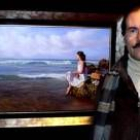 El artista palentino Sáenz Pedrosa posa junto a una de sus obras