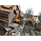 La maquinaria de gran tonelaje realizó los primeros trabajos utilizando como base el empedrado de la plaza y no el asfalto de las calles del entorno. RAMIRO