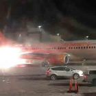 El choque provocó una pequeña explosión sin incidencias ya que no había pasajeros a bordo.