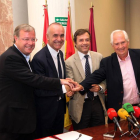 Firma del acuerdo en el Ayuntamiento de León.