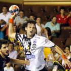 Gonzalo Carou durante la disputa de un partido de esta temporada entre el Abanca Ademar y el Balonmano Logroño.
