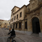 A la derecha, fachada principal de la sede de la Audiencia Provincial de León donde se celebró el juicio de este caso en noviembre. RAMIRO