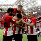 El Athletic celebra la victoria en San Mamés. LUIS TEJIDO