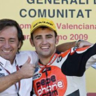 Arriba Barberá; abajo Simón rocía de cava a su compañero.