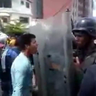 Un joven reta a la policía chavista: "¿Me vas a matar porque tengo hambre?".