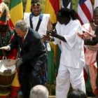 El matrimonio Bush con una compañía de baile africana
