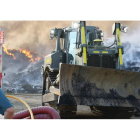Pira de neumáticos incendiada en RMD que aún sigue consumiéndose
