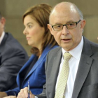 Montoro, junto a Luis de Guindos y Soraya Sáez de Santamaría durante la rueda de prensa de la presentación de los Presupuestos Generales del Estado esta mañana en el Palacio de la Moncloa.
