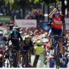 Vincenzo Nibali triunfa en Andorra por delante de De la Cruz (tapado en la imagen) y Chris Froome