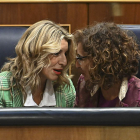 Yolanda Díaz y María Jesús Montero, ayer, en el Congreso. FERNANDO VILLAR