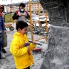 Un niño colabora en la obra homenaje al Quijote de Amancio González