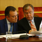 Salguero explica a Silván uno de los asuntos del Pleno.
