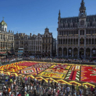 Vista general de una alfombra de flores que cubre la Grand Place de Bruselas (Bélgica).