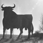 La protesta de Felipe Zapico. El toro de la carretera estuvo a punto de desaparecer cuando se prohibió la publicidad en las carreteras. A finales del siglo pasado, Jose Borrell quiso retirarlos como si fuesen un anuncio más. Entonces, desde Televisión de