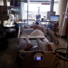 Un enfermo de covid ingresado en una unidad de cuidados intensivos descansa sobre su estómago para respirar con más facilidad. EFE