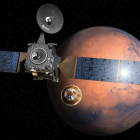 Simulación artística de la misión Exomars 2016 con la nave 'TGO' y el pequeño módulo 'Schiaparelli' (centro) dirigéndose a la superficie de Marte. La maniobra de separación se ejecutará la tarde del domingo.