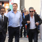 El padre de Leo Messi (derecha), a su llegada a los juzgados, esta mañana en Gavà.