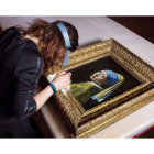 Una de las investigadoras, trabajando sobre el lienzo de Vermeer. EFE