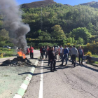 Los trabajadores de Teleno, durante el corte de carretera.