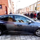 Una amiga de la menor abandona los juzgados en un coche de la policía. PACO SANTAMARIA