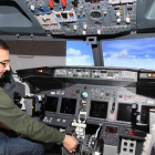 Alfredo Labarta maneja el simulador de vuelo del Boeing 737, ya instalado en la Escuela de Industriales de la Universidad.