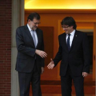 Rajoy y Puigdemont se saludan en la puerta de la Moncloa, en abril del pasado año.
