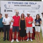 Los ganadores de la jornada de ayer domingo durante la entrega de premios en el León Club de Golf. JESÚS