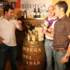 El equipo directivo de Bodega del Abad durante una reciente cata del nuevo godello.