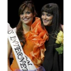 Noelia Guisuraga es felicitada por la anterior Miss León, Pilar Ibáñez