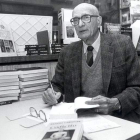 Ramón Carnicer, durante una firma de sus obras en una librería de Ponferrada.