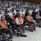 Imagen de vídeo del juicio celebrado por el atentado de Tiananmen, en Urumqi (Xinjiang), este lunes.