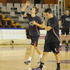 El Ademar, en un entrenamiento, intentará olvidar el traspié en Granollers superando al Sagunto.