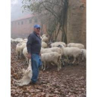 Sergio Marcos posa junto a parte del ganado en una imagen de archivo