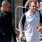 Macron, con una raqueta de tenis, sale de su casa, en Le Touquet, para ir a jugar un partido, el 17 de junio.
