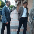 Emilio Orejas entra en la sede del PP acompañado de los alcaldes de Villadangos y Encinedo.