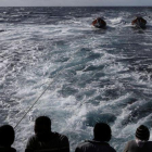 Inmigrantes en la popa del 'Golfo Azzurro', en dirección hacia Sicilia, al día siguiente de ser rescatados por la oenegé Proactiva Open Ams, el 3 de enero.