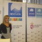 La presidenta de la Diputación, Isabel Carrasco, posa junto a la nueva marca NieveLeón, que unifica
