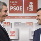 Villarrubia y Tudanca se saludan antes del inicio del debate en la sede del PSOE en Valladolid.
